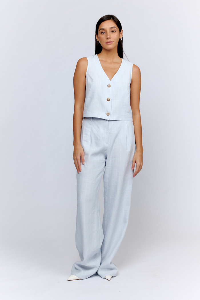 Брюки прямого силуэта на поясе с защипами спереди. Застежка на пуговицу и молнию.