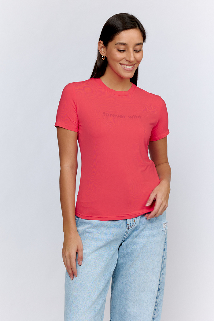 Футболка приталенного силуэта с коротким рукавом. Принт "forever wild".