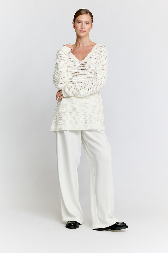 Джемпер оверсайз силуэта с V-образным вырезом горловины.