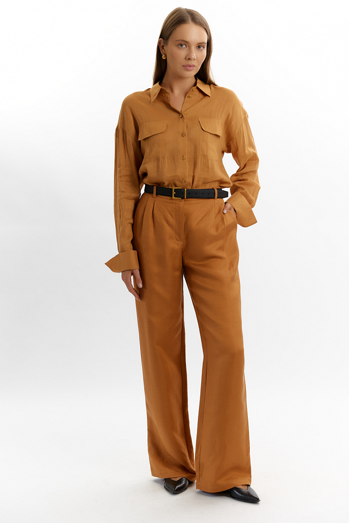 Брюки со стрелками свободного кроя, со складками и двумя карманами. Длина классическая. Застежка на молнию и пуговицу.