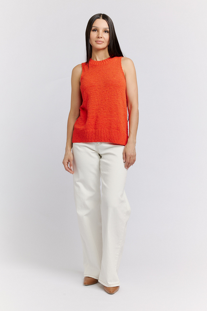 Майка с американской проймой прямого кроя.