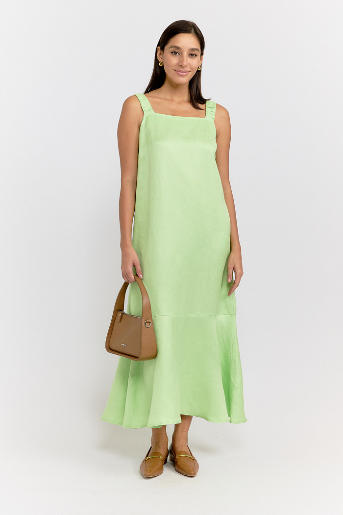 Платье длины макси со сборкой на бретелях и регуляторами наспинке. Силуэт прямой, слегка расклешенный к низу. По низу юбки ярус.