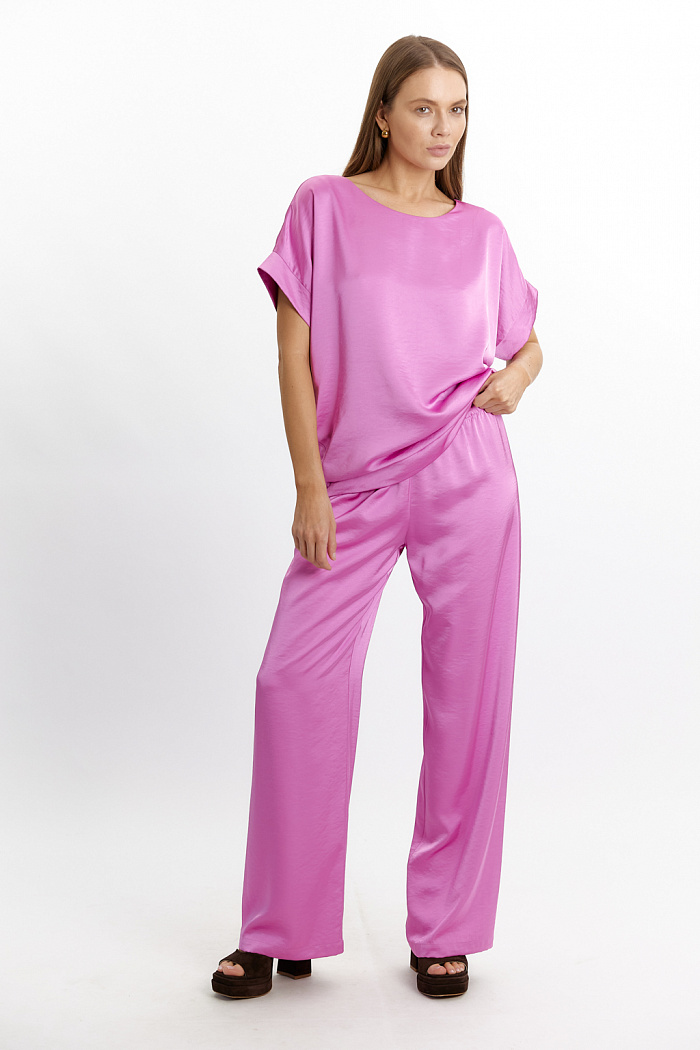 Брюки на резинке прямого кроя.