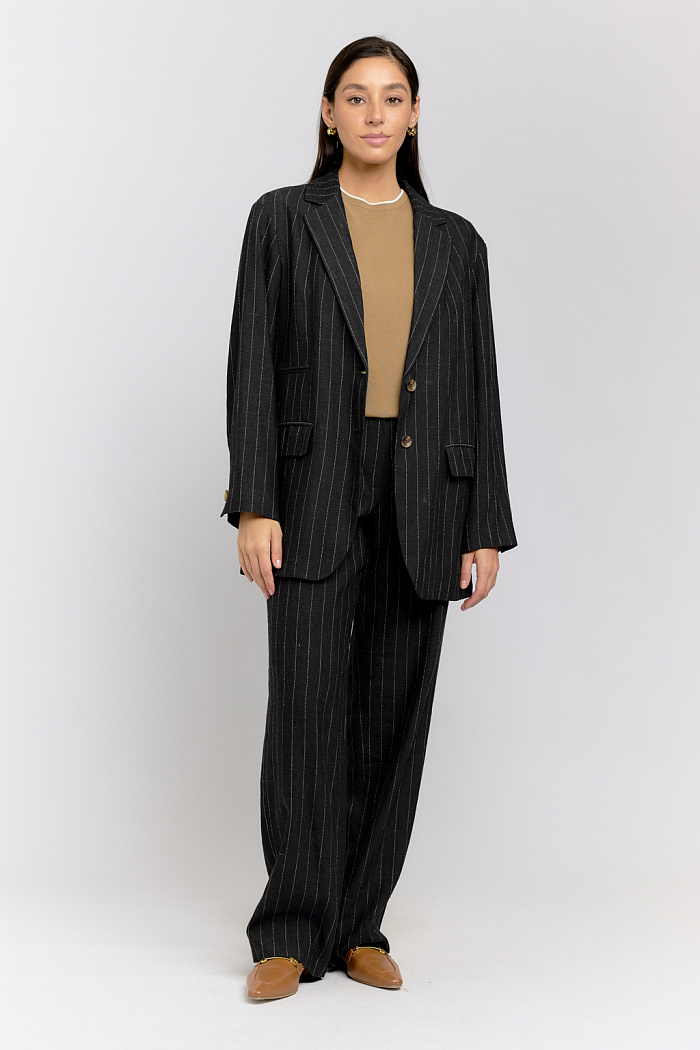 Жакет однобортный оверсайз кроя с английским воротником. Застежка на две пуговицы.