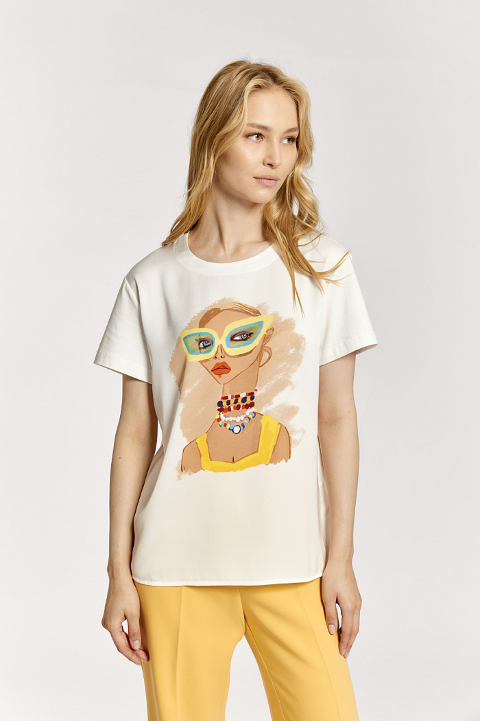 Футболка прямого силуэта с полочкой из отделочной ткани с принтом.