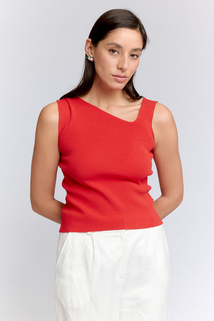 Топ с асимметричной горловиной приталенного силуэта.