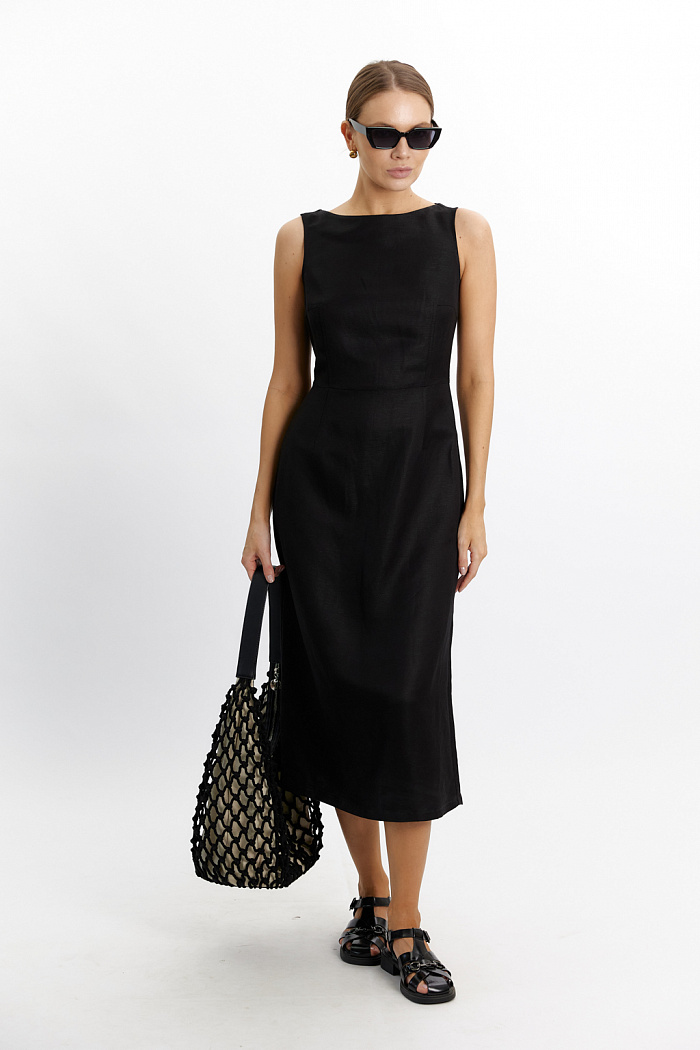 Платье классическое прямого кроя с воротником-лодочка. Молния по спинке. Длина миди.