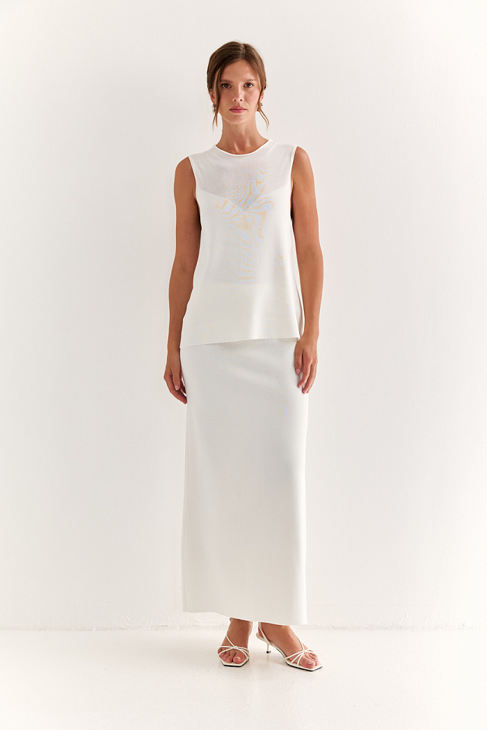 Юбка силуэта трапеции длиной миди.