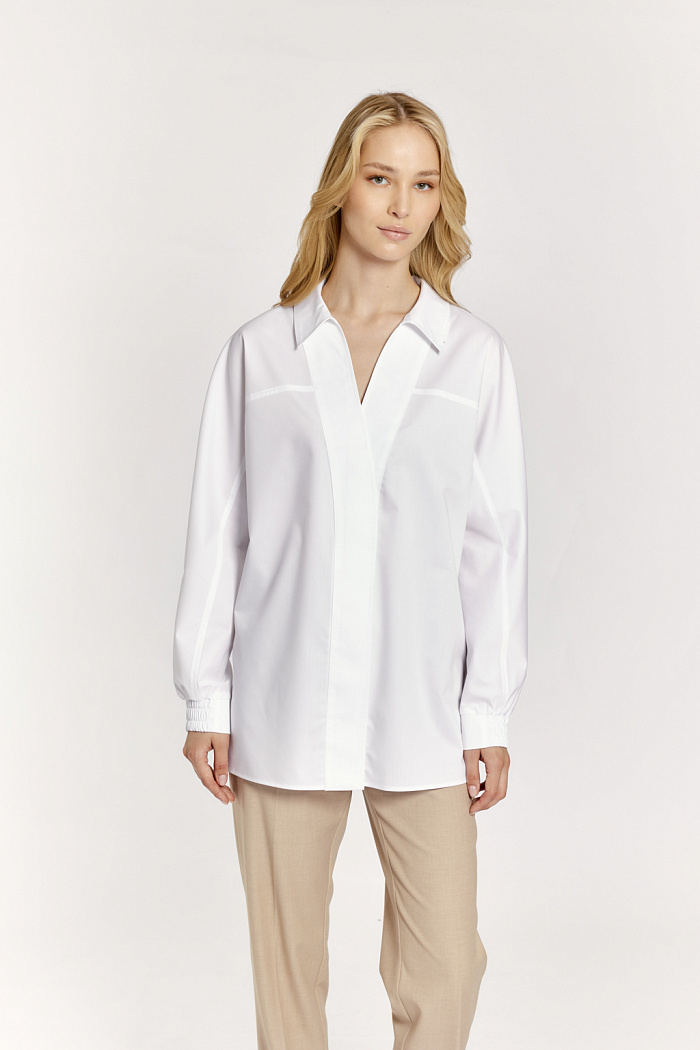 Блуза оверсайз силуэта с супатной застежкой. Манжеты на резинке.