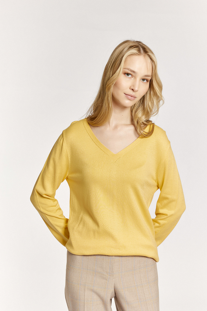 Джемпер с V-образным вырезом и логотипом по низу.