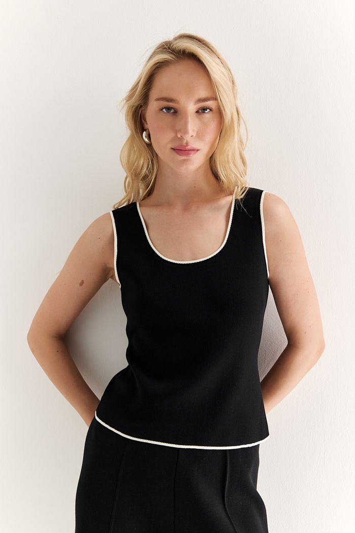 Топ с контрастной отделкой по вырезу горловины и проймы.