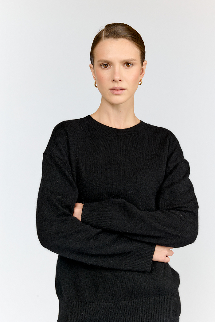 Джемпер прямого силуэта со спущенным плечом