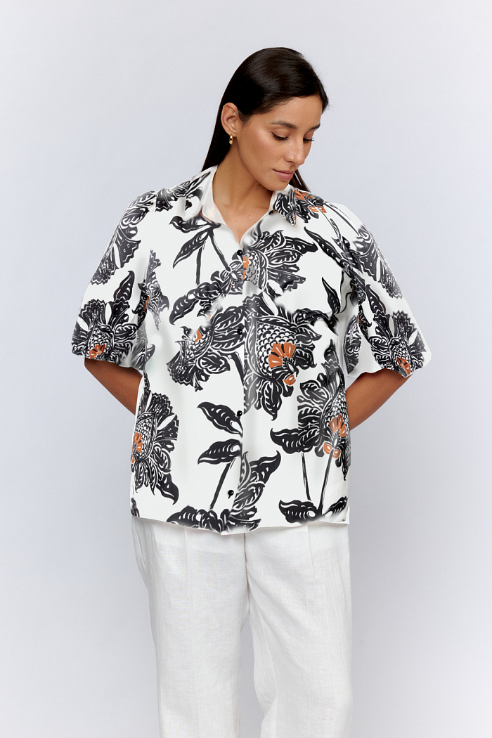 Блуза свободного силуэта с коротким рукавом на резинке. Застежка на пуговицах.