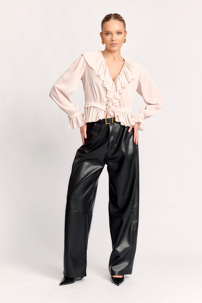 Блуза укороченная с рюшами по горловине и на баске. Рукав полной длины.