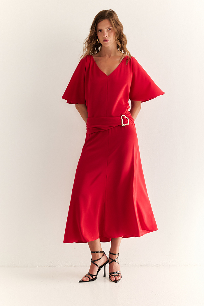 Струящееся платье свободного кроя с цельнокроеными рукавами и открытой горловиной с V-образным вырезом горловины. Модель с декоративной пряжкой на притачном поясе со сборкой по бокам. Выполнено из эластичной плательной ткани. Полиэстер придает ткани устойчивость к сминанию и хорошо держит форму. Что позволяет изделию сохранять опрятный вид в течении дня.  Спандекс добавляет эластичность, обеспечивая идеальную посадку по фигуре. Преимущества ткани: новое современное качество с мягким блеском и благородной фактурой. Ткань легкая, приятна к телу, красиво драпируется при движении. Насыщенный красный цвет делает платье эффектным.