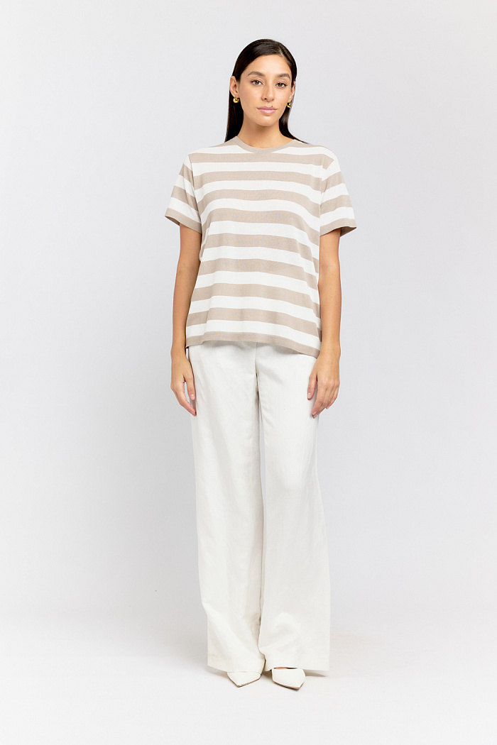 Джемпер вязаный с коротким рукавом прямого кроя.