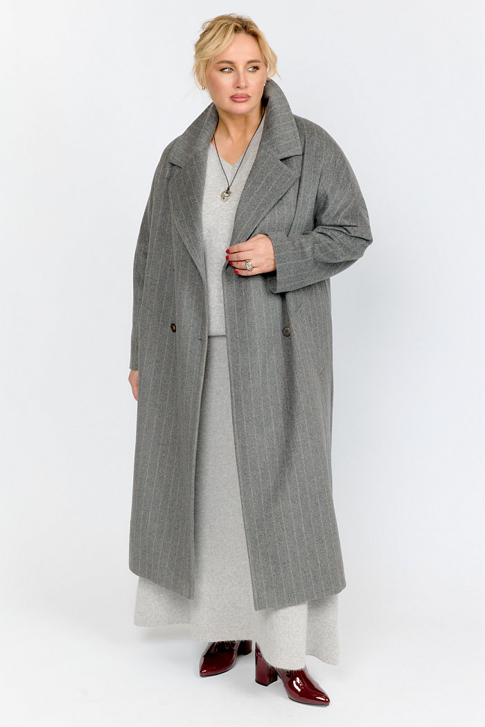 Пальто прямого кроя с английским воротником и спущенным рукавом полной длины. Длина макси. Застежка на пуговицы и пояс.