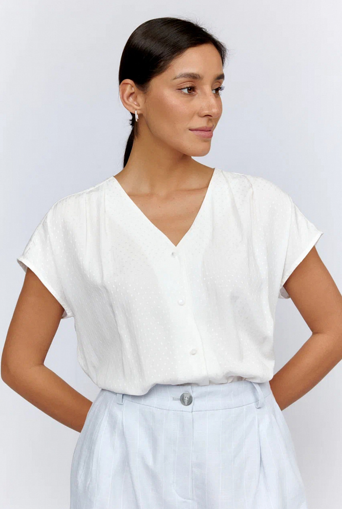 Блуза со спущенными плечами и  V-образным вырезом, застежка на пуговицах.