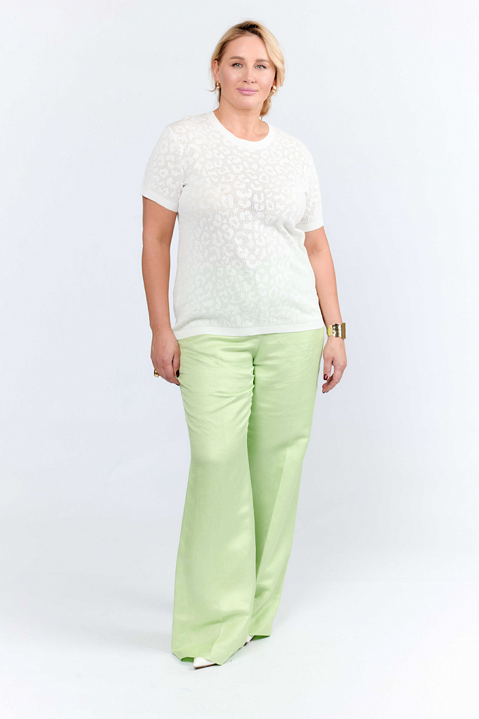 Джемпер с анималистичной вязкой с коротким рукавом прямого кроя.