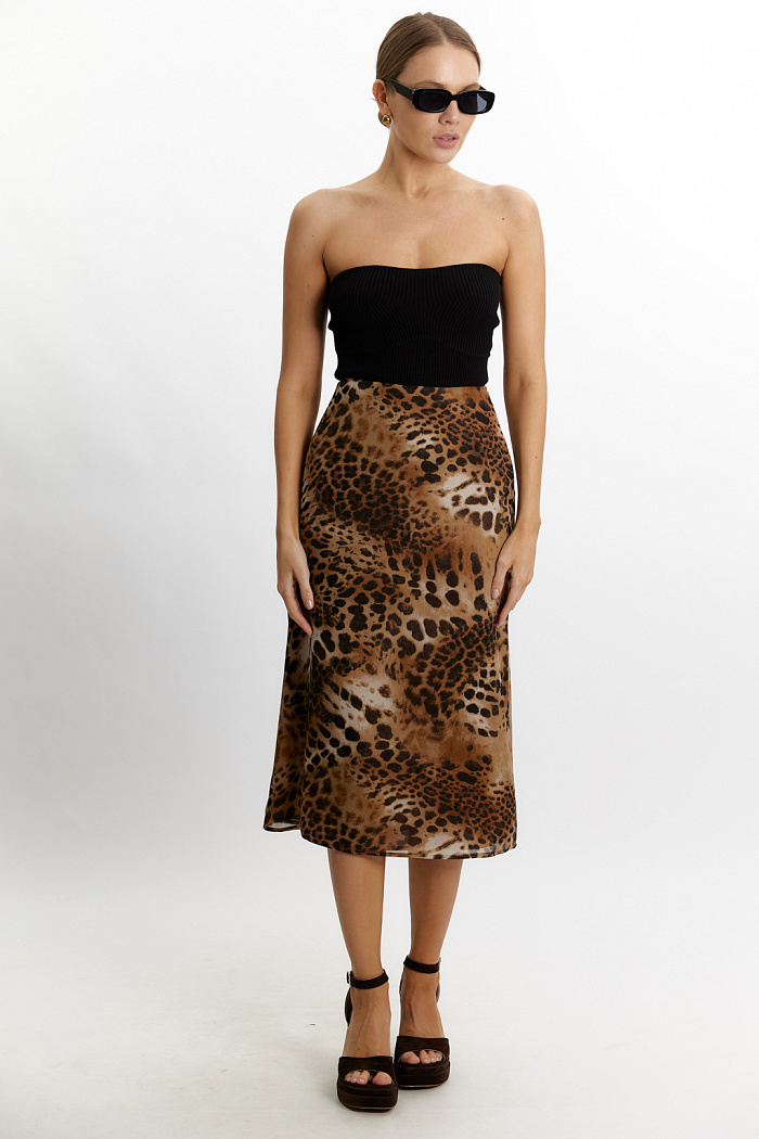 Юбка без пояса на талии, чуть расклешенная к низу. Длина макси.