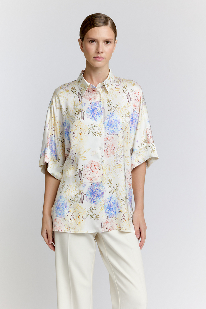 Блуза со спущенным плечом и с застежкой на пуговицы.