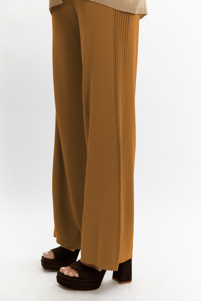 Брюки свободного кроя  на резинке с иммитацией лампасов.