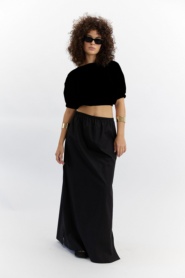 Блуза укороченная с резинкой по низу и декоративной шнуровкой.