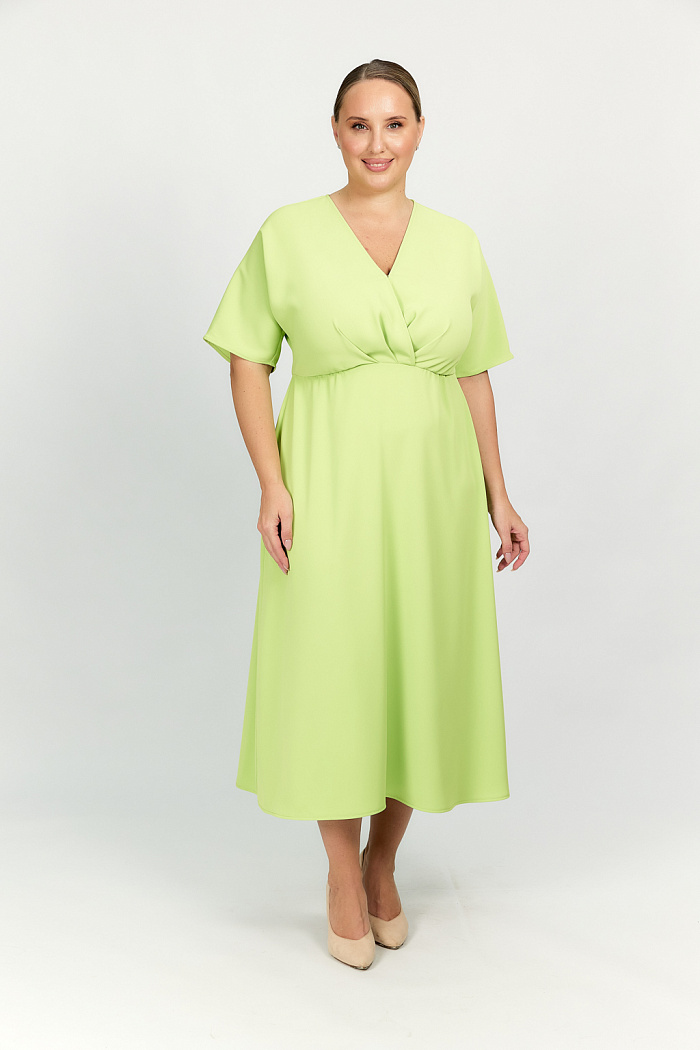 Платье с отрезной юбкой и V-образным вырезом горловины. Длина миди.