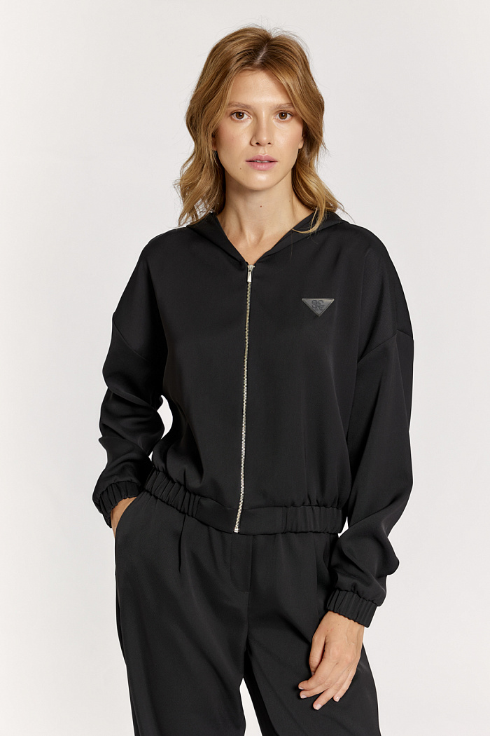 Бомбер укороченный с капюшоном и резинкой по низу. Застежка на молнию.