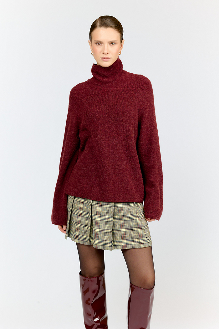 Джемпер оверсайз силуэта с высокой горловиной и широкими рукавами реглан