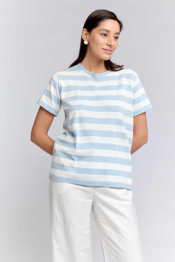 Джемпер вязаный с коротким рукавом прямого кроя.