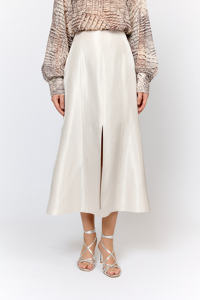 Юбка силуэта годе полуприлегающего кроя с разрезом спереди посередине. Преимущества ткани: район, волокно натурального происхождения, отвечает за приятные тактильные ощущения, комфорт при носке и пластичность. Нейлон придает структурность и износостойкость. Полиэстер обеспечивает легкость в уходе. Эффектная, приятная к телу ткань с актуальной фактурой для создания современных образов. Юбка силуэта годе с легким расклешением от колена  визуально вытягивает фигуру  и формирует современный женственный силуэт.