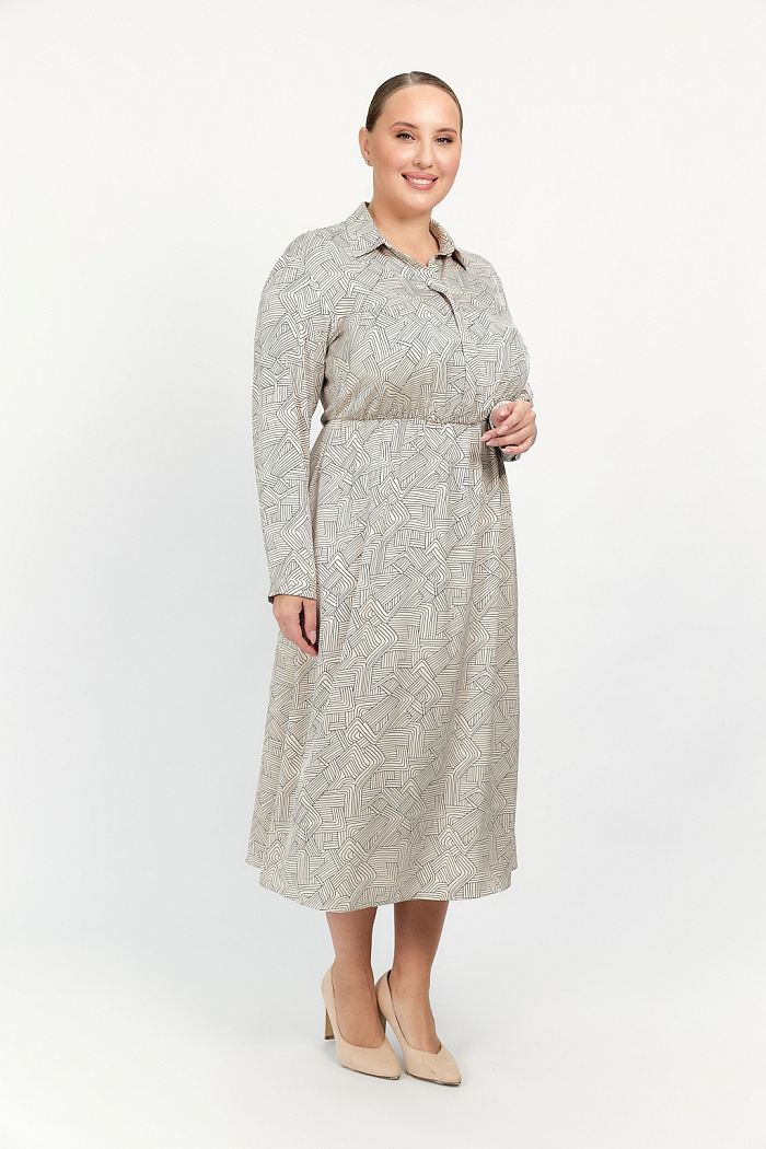 Платье с отрезной юбкой длиной миди. Воротник рубашечный. Рукава стандартной длины.