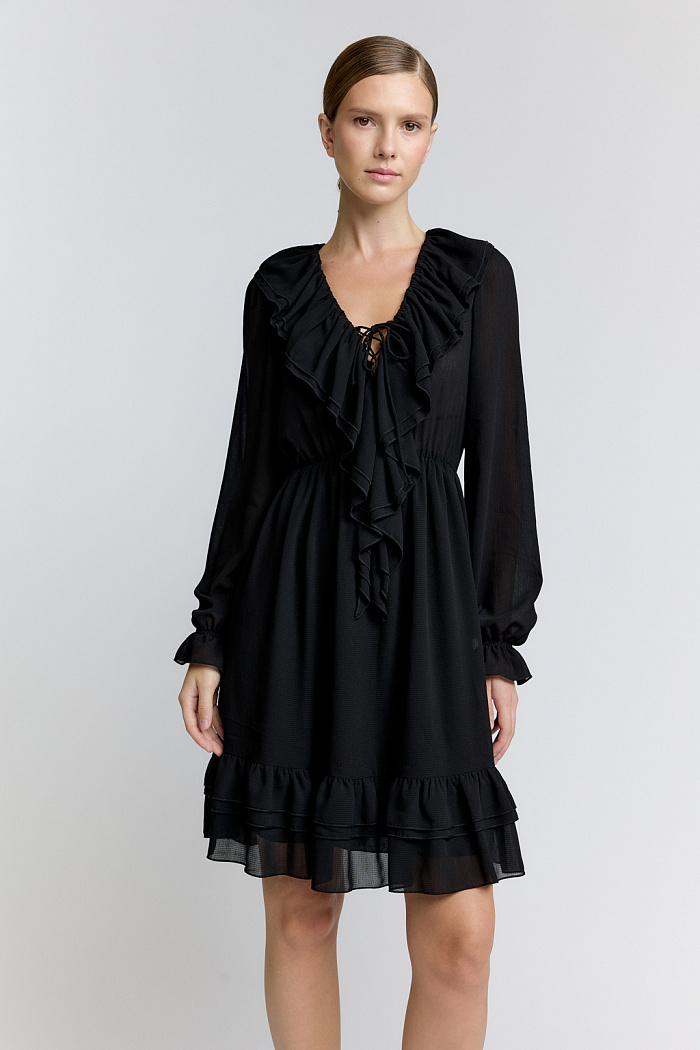 Платье длиной мини с рюшами по полочке.