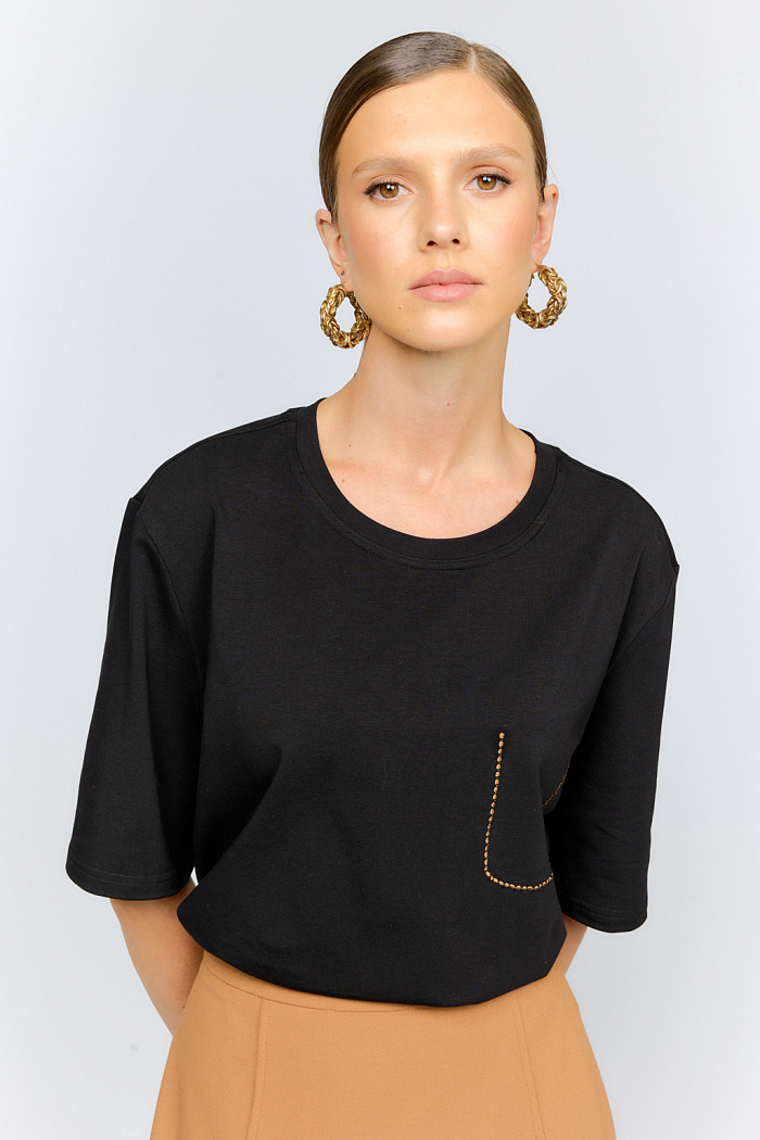 Футболка свободного кроя оверсайз из хлопка с лайкрой с декором в виде вышивки в оттенке мокко послужит отличной базой для осеннего гардероба.