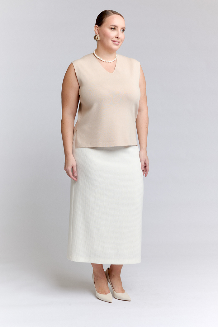 Юбка зауженная книзу длиной ниже колен.