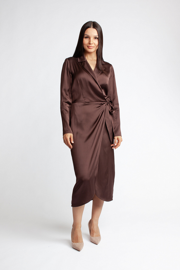 Платье миди с запахом из премиальной вискозы — полезная вещь в гардеробе. Английский воротник и практичный крой делают модель идеальной для любого случая. Ткань обеспечивает комфорт в носке и приятные тактильные ощущения.  Дополните элегантными лодочками или ботильонами, мини сумками и минималистичными украшениями.