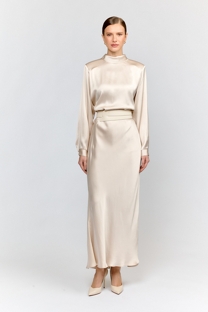 Роскошная макси-юбка силуэта «русалка» — must-have для истинных ценительниц элегантности! Премиальная вискоза с красивым светло бежевым отттенком и деликатным матовым переливом создаёт безупречный силуэт. Изысканный крой подчёркивает фигуру, а максимальная длина делает образ по-настоящему королевским. Идеальна как для особых случаев, так и для создания эффектных повседневных луков.