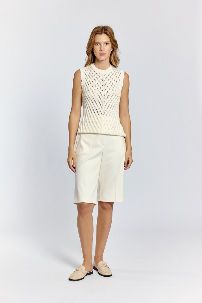 Топ без рукавов фактурной вязкой по полочке и спинке.