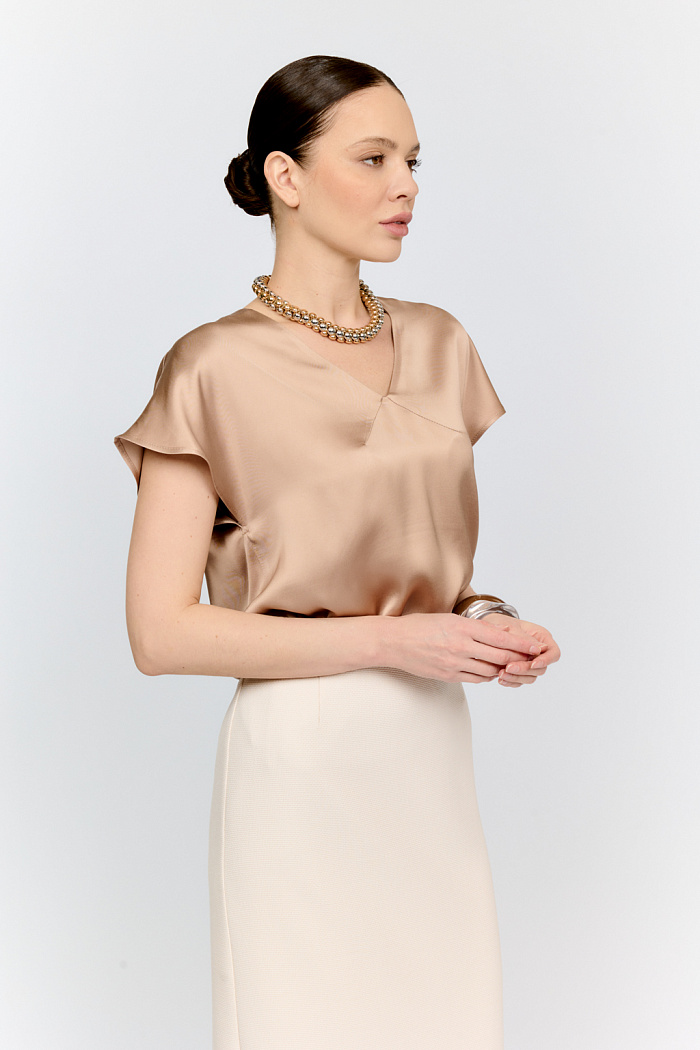 Топ с v-образным вырезом горловины из струящейся и переливающейся вискозы песочного цвета со спущенной линией плеча - отличная база для множества комплектов.