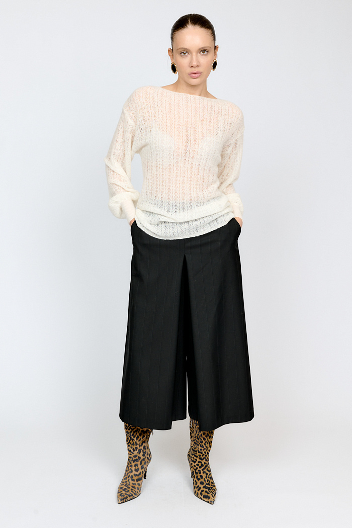 Трикотажный джемпер из мягой пряжи молочного цвета с шерстью альпаки с ажурным дизайном, круглой горловиной, длинным рукавом и свободным силуэтом. Женственная модель, которая подарит уют и тепло без ощущуения тяжести. Акцентное и в то же время базовое изделие.