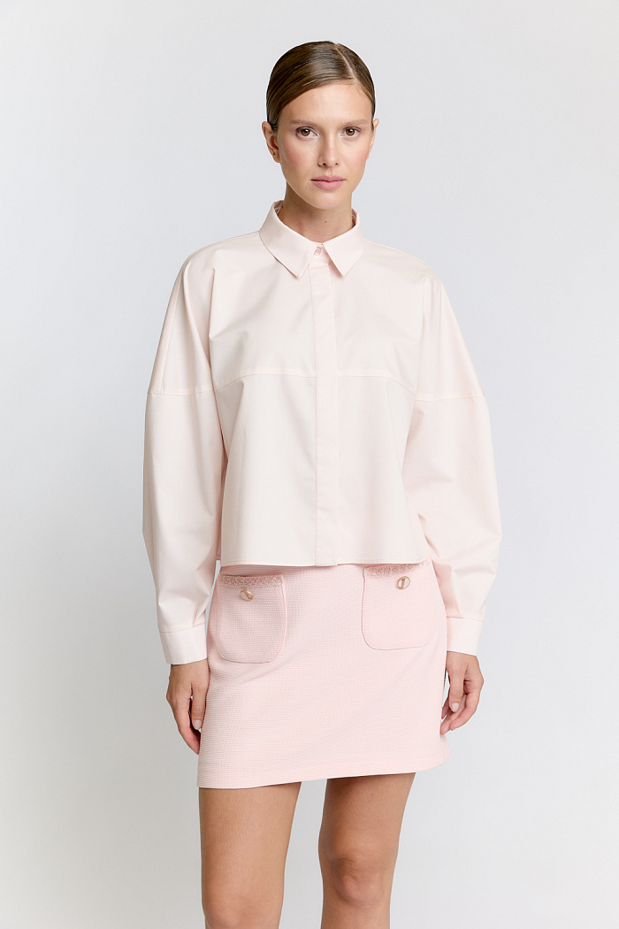 Укороченная рубашка силуэта трапеция со спущенным плечом и  с застёжкой на пуговицы.