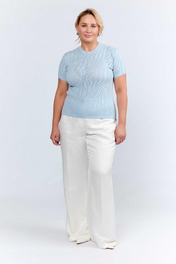 Джемпер с анималистичной вязкой с коротким рукавом прямого кроя.