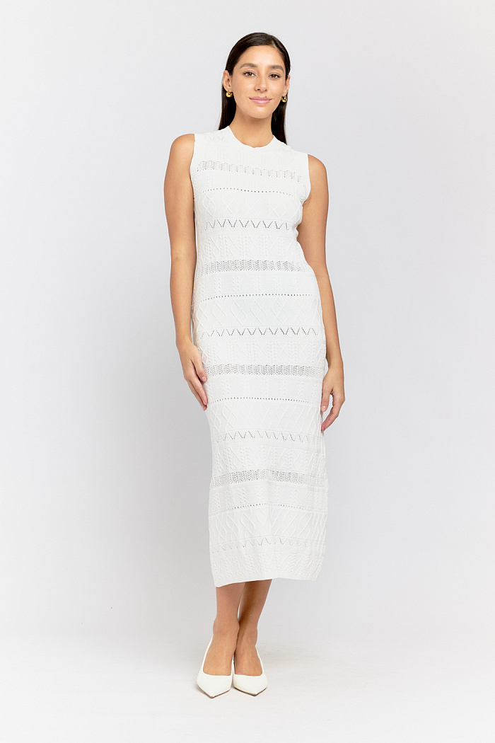 Платье вязаное силуэтное длины миди.