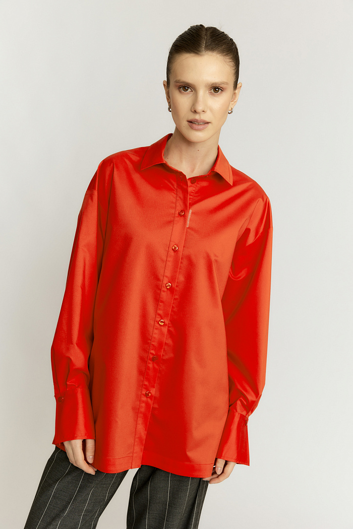 Блуза силуэта оверсайз с застежкой на пуговицы.
