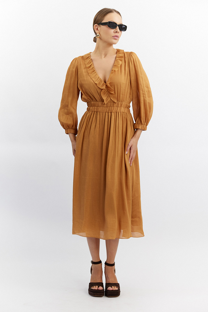 Платье романтичное с рюшами на воротнике. Рукав длинный. Пояс двойной на резинке. Длина миди.