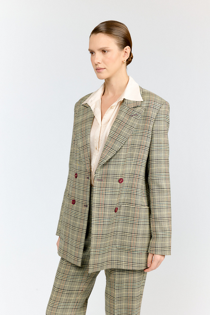 Двубортный жакет в ярком исполнении
Изысканная модель двубортного жакета с английским воротником станет настоящей жемчужиной вашего гардероба. Особую элегантность изделию придают выразительные акцентные пуговицы, которые гармонично дополняют классический силуэт.