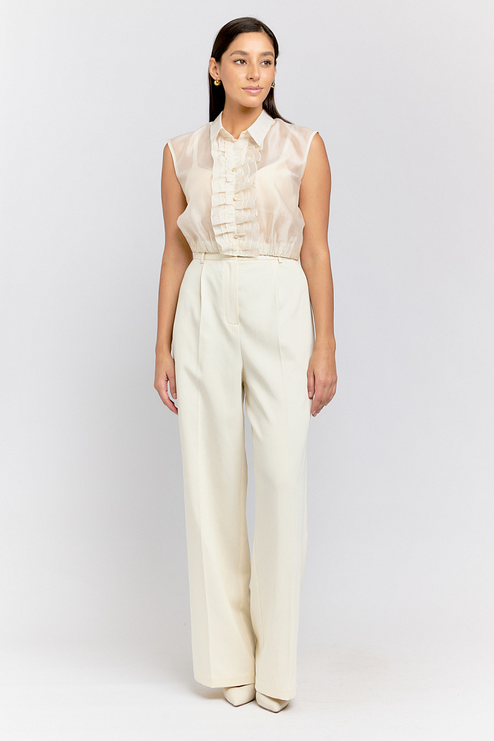 Блуза укороченная с декоративной широкой рюшей на полочке. Низ на резинке.