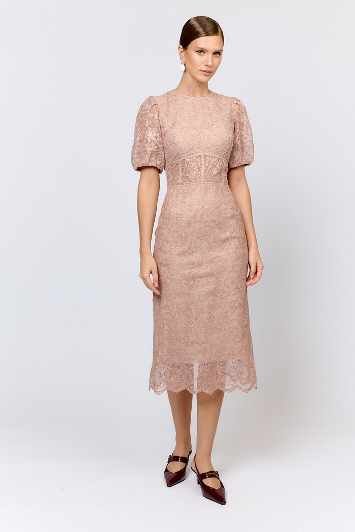 Нарядное платье приталенного силуэта с объемными рукавами длины миди из кружевной ткани. Преимущества ткани: кружево премиального качества с оригинальным дизайном и благородной фактурой. Современный дизайн делает модель яркой и выразительной. Бордюр ткани придает платью завершенность. Модели из полиэстера долго сохраняют первоначальный вид, не деформируются, устойчивы к сминанию. Спандекс добавляет эластичность, обеспечивая идеальную посадку по фигуре. Рельефные линии формируют силуэт, оптимальная длинна юбки визуально вытягивает фигуру. Такое платье идеально подходит для особых случаев: вечерних мероприятий, торжественных событий или стильных ужинов.