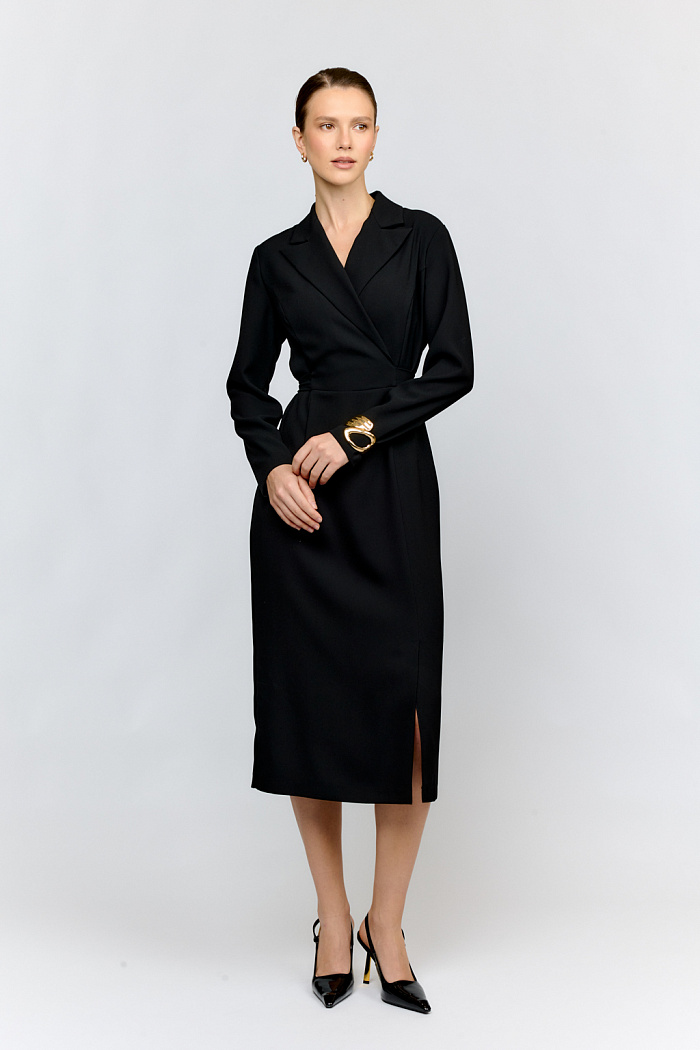 Стильное платье с отрезной юбкой на запах из плательного крепа черного цвета  —универсальная база  гардероба. Английский воротник и длина миди создают утончённый силуэт. Носите с каблуками средней высоты, элегантными жакетами, сумкой через плечо и небольшими серьгами с браслетом.